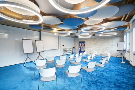 A axs8861-blue room closer-1600